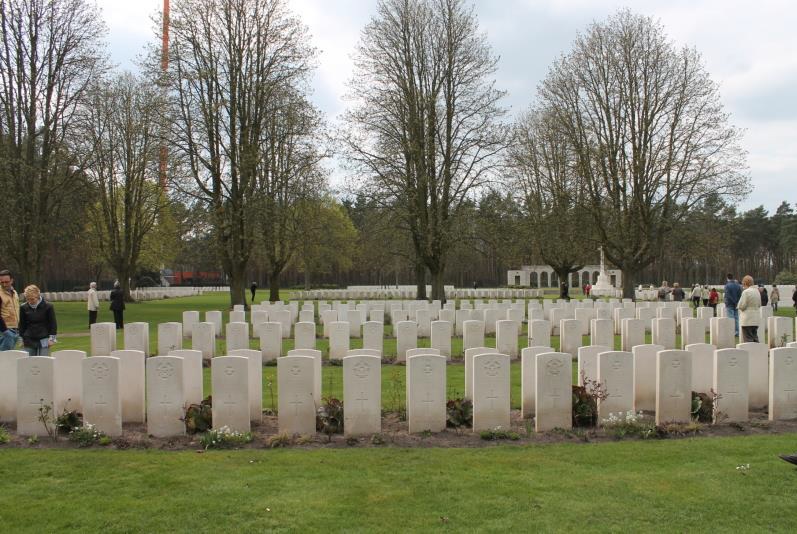 Schlichte weiße Grabstelen aus englischem Portlandsandstein auf dem Britischen Soldatenfriedhof. Bild: BACW/Wolfes