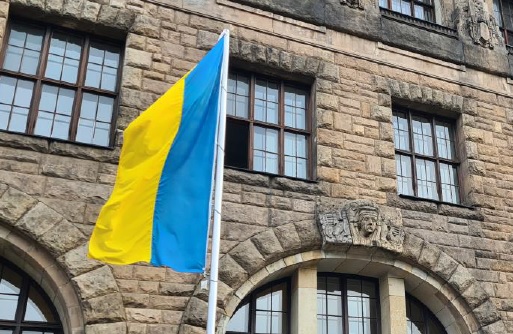 Aus Solidarität mit den Menschen in der Ukraine hat das Bezirksamt vor dem Rathaus die Flagge des Landes gehisst. Foto: BACW/Brühl
