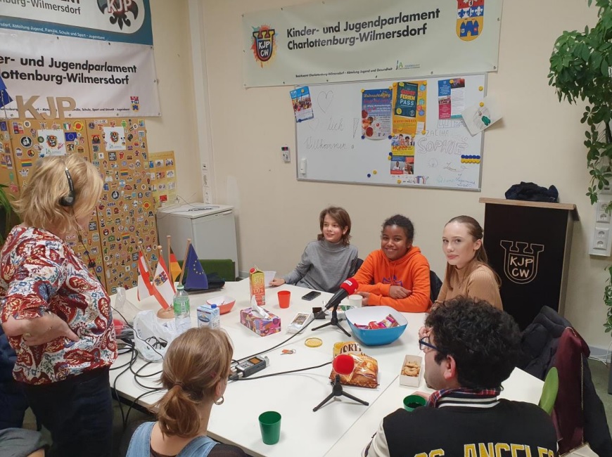 Maximos, Pauline, Luiza, Lina und Yusef im Interview mit Ursula Vohenrich vom rbb24 Inforadio. Bild: KJP