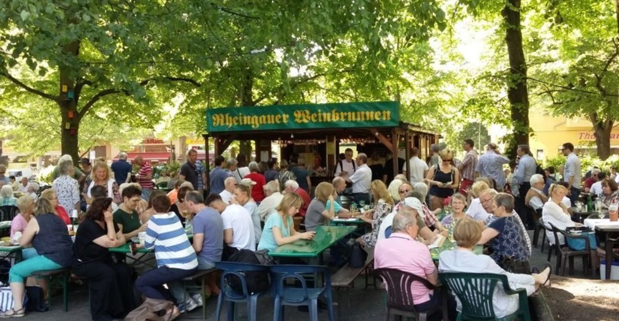 Der beliebte Weinbrunnen am Rüdesheimer Platz öffnet auch 2023.

Bild: BACW